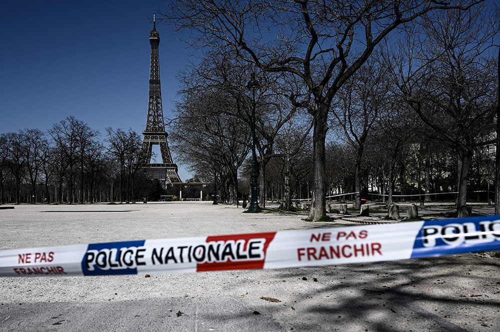 Plus de 10.000 morts en France, le confinement encore resserré