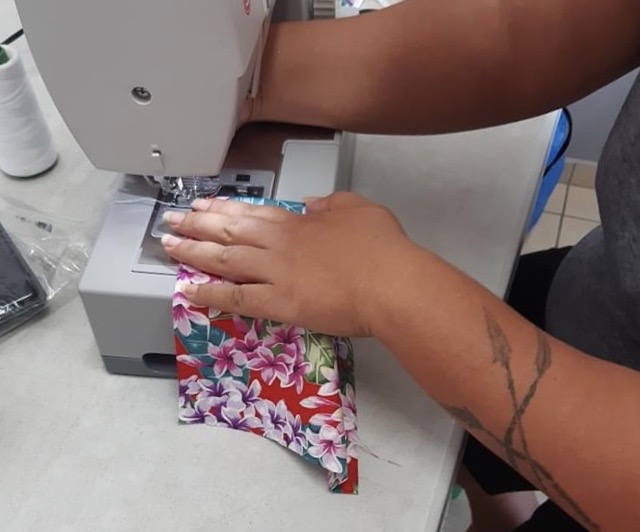 Les femmes du Pu o te hau confectionnent des masques en tissus