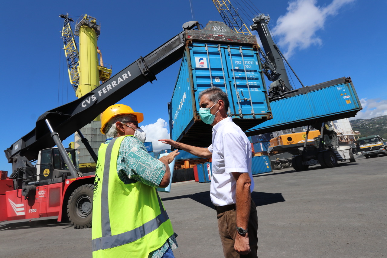 L'activité est toujours soutenue à la zone sous-douane du port de Papeete, où des centaines de conteneurs sont encore déchargés.