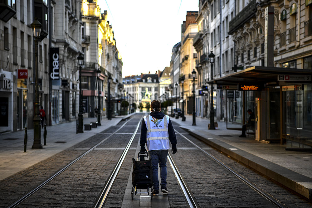 Coronavirus: des aides pour les plus défavorisés, des primes pour les soignants