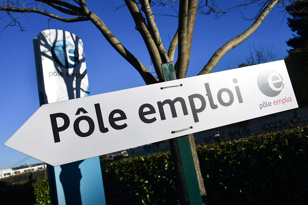 Dix millions de salariés en chômage partiel, afflux encore limité à Pôle emploi