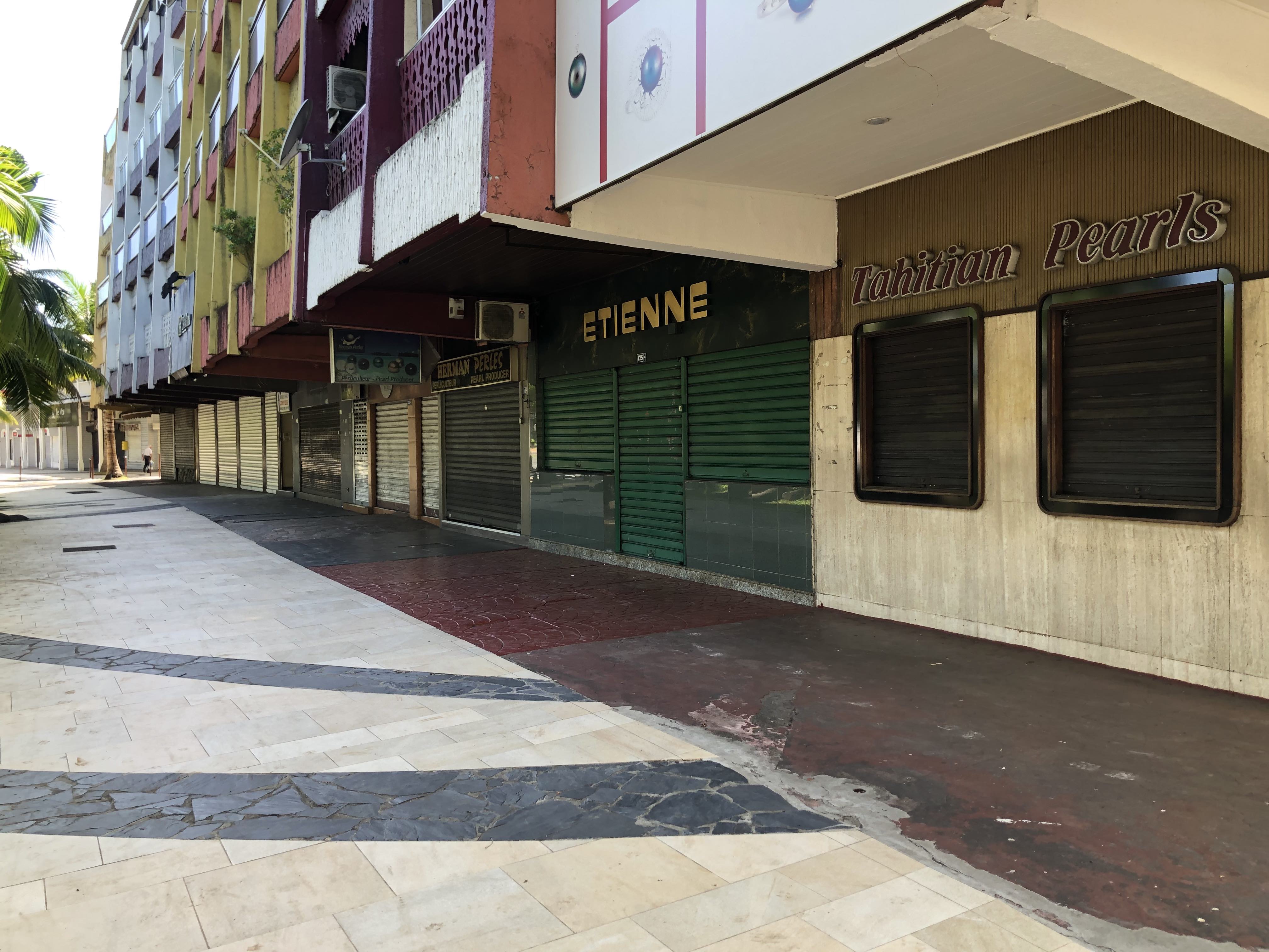 Pour les magasins de textile ou encore les bijoutiers/horlogers, la reprise n'est pas encore là. Sur la nouvelle balade du front de mer, toutes les boutiques ont encore leur rideau abaissé.