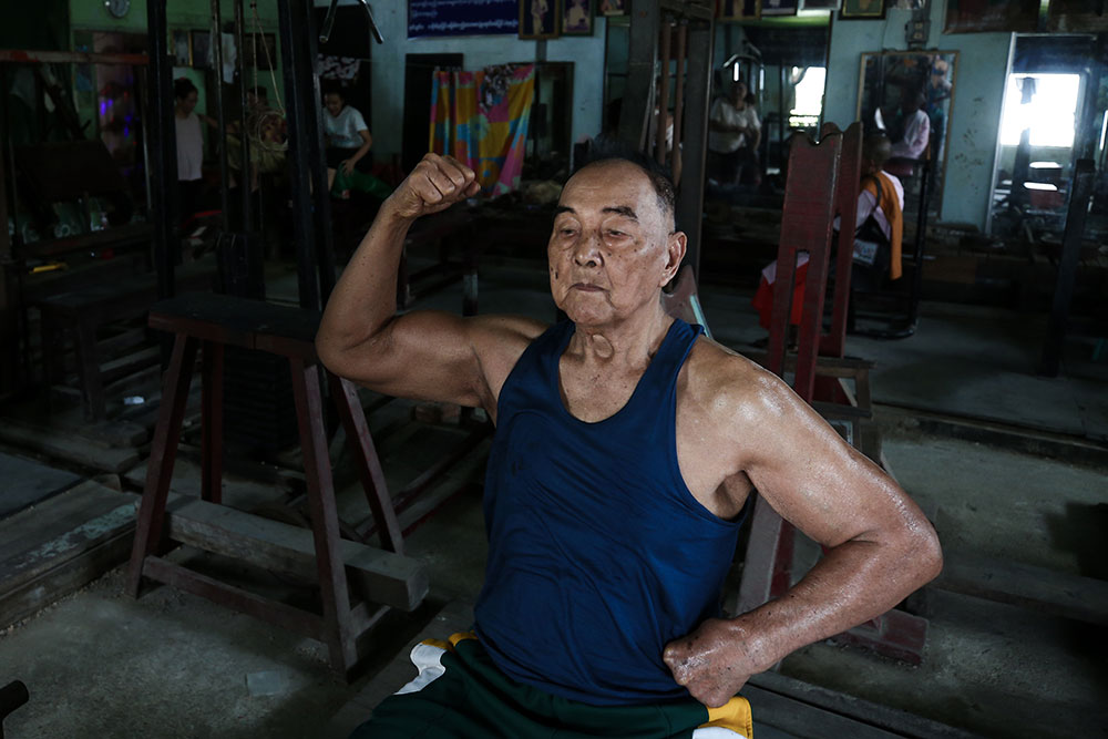 Bodybuilder birman, toujours fondu de fonte à 91 ans