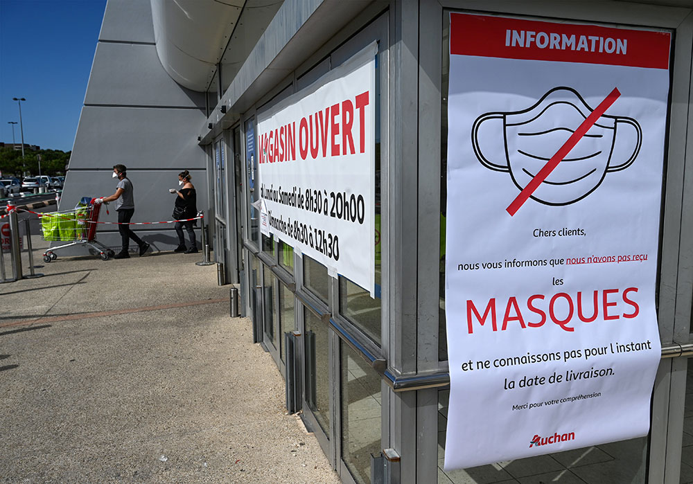 Masques: la grande distribution commence les ventes, sans éteindre la polémique