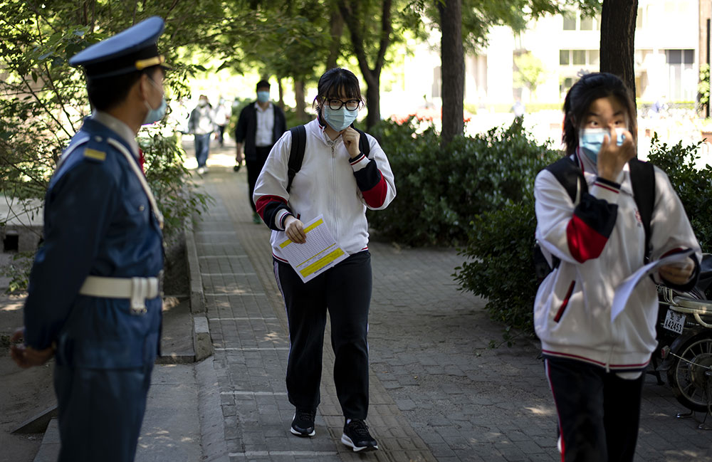 Virus: des collégiens chinois pistés par un bracelet électronique