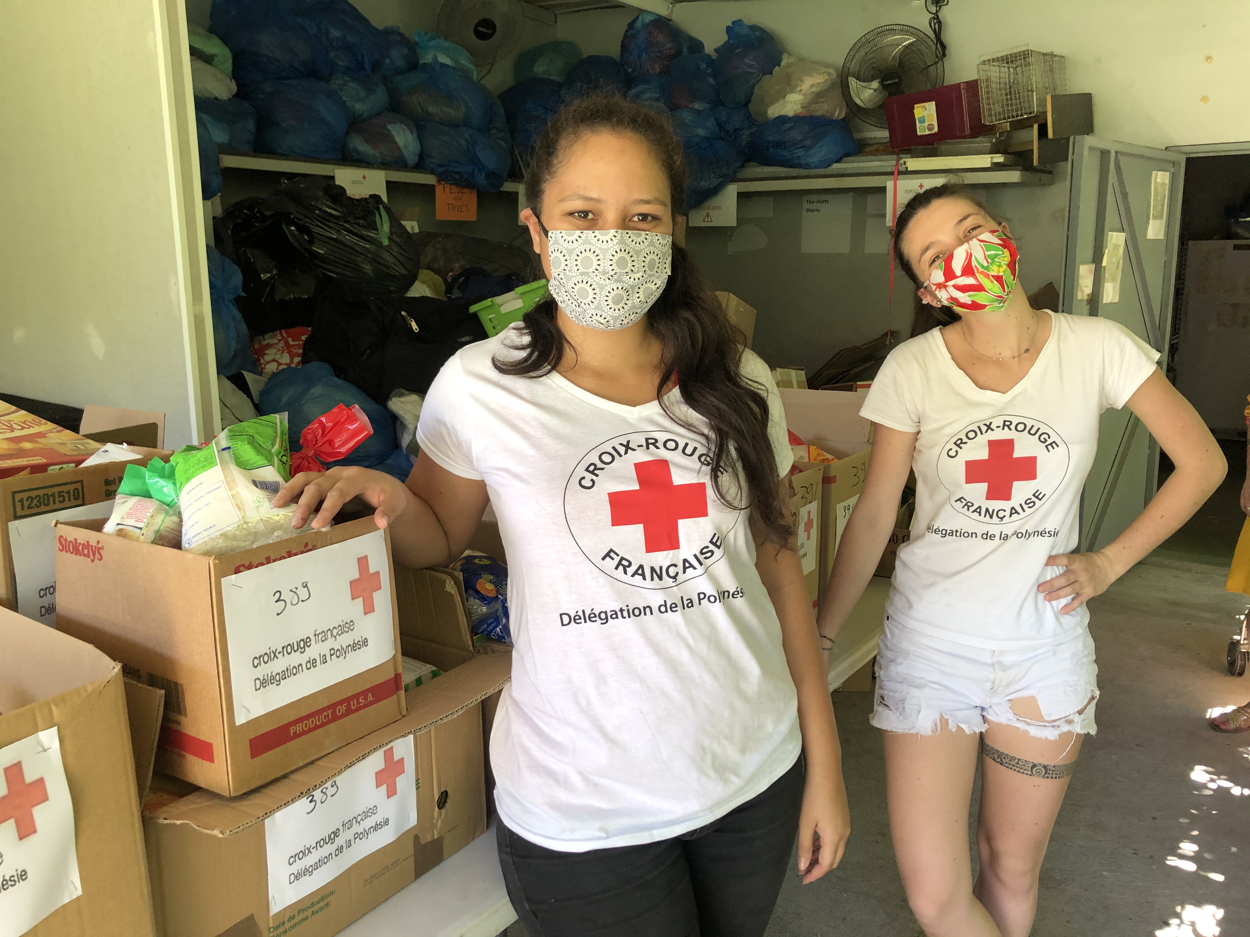 Tous les matins, depuis près de deux mois, les équipes de la Croix-Rouge constituent des colis alimentaires pour les familles en grande difficulté.