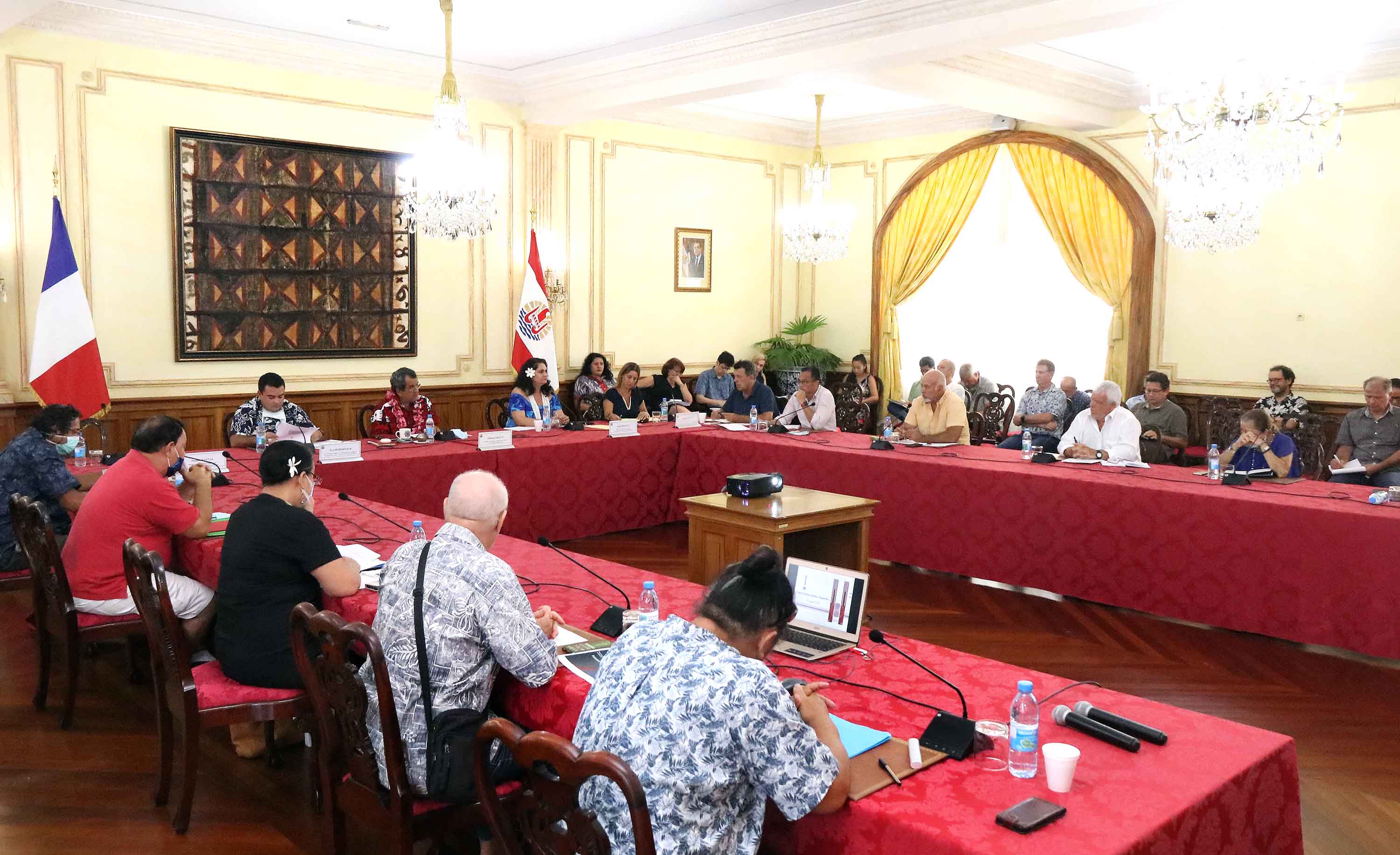 Le Pays et les partenaires sociaux sont à peu près parvenus à s’entendre mardi sur des pistes de sauvegarde de l’économie.