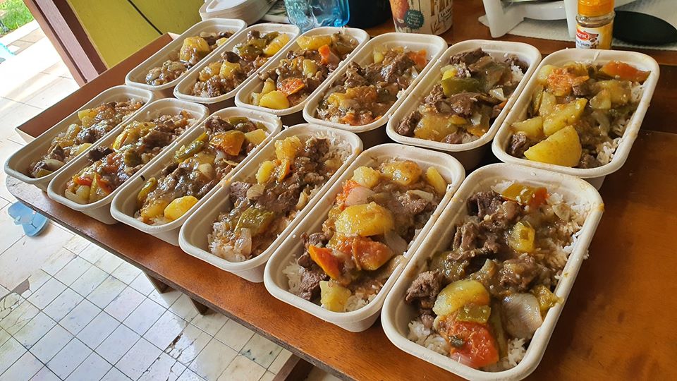 Les bénévoles ont cuisiné des repas divers et variés : poissons crus, kai fan, bœuf au curry…