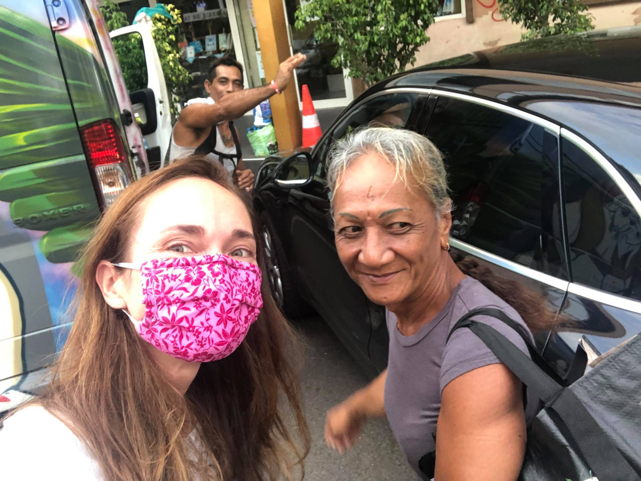 Revanui, à gauche, en compagnie d'Ange et Mahinui, des sans abri qui ont assuré les maraudes avec Père Christophe tout au long du confinement.