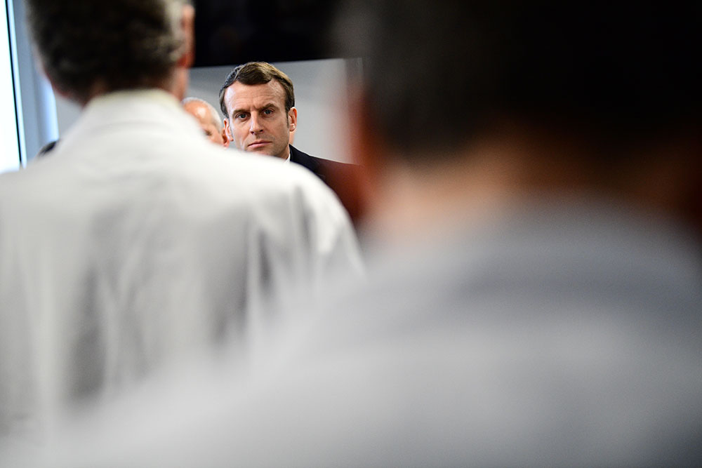 Vivement interpellé, Macron promet d'être "au rendez-vous" sur l'hôpital
