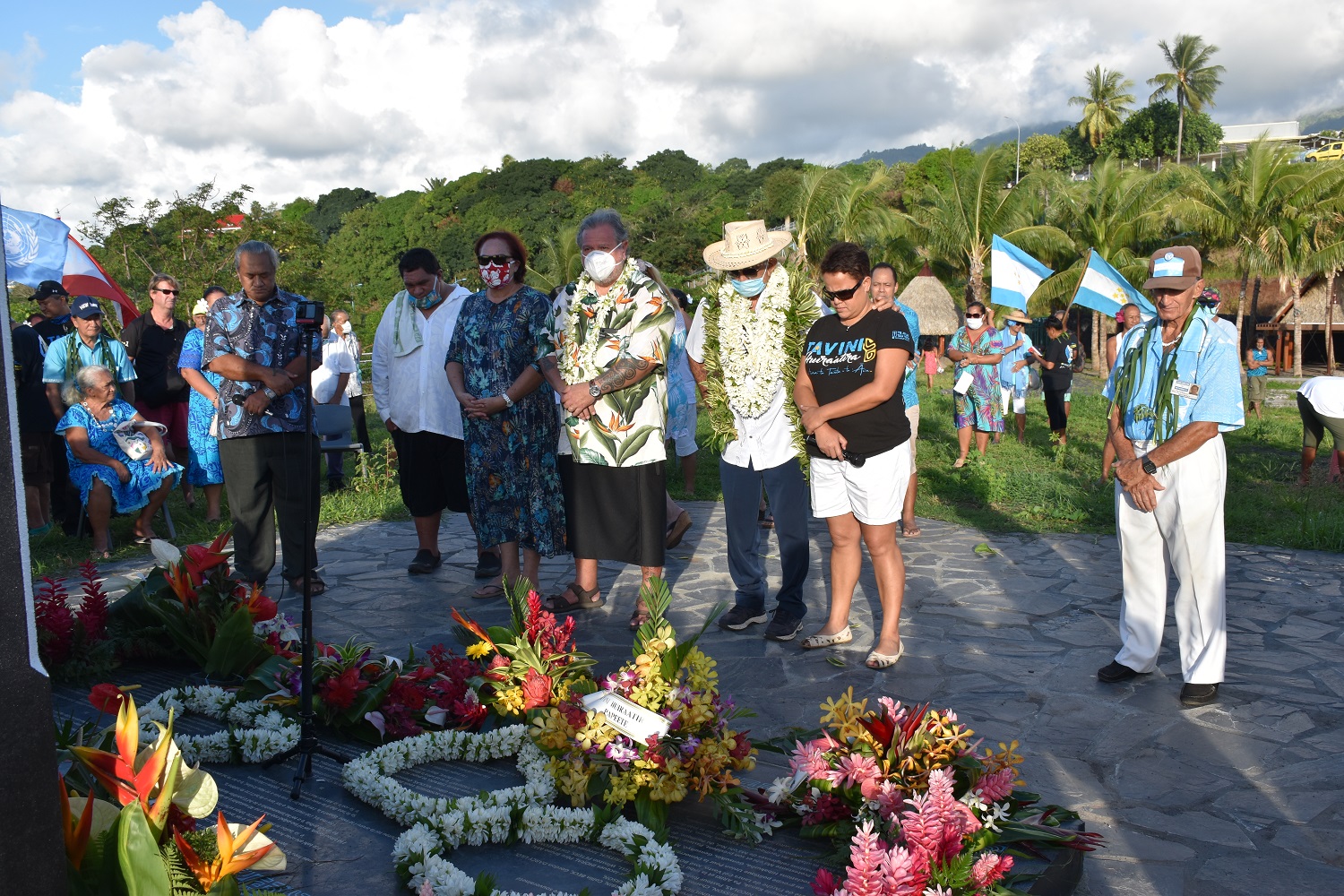 Des gerbes ont été déposées par Oscar Temaru et les cadres du Tāvini Huiraatira, sur la stèle commémorative érigée en 2014 pour marquer la réinscription de la Polynésie française sur la liste des territoires non autonomes de l'ONU.