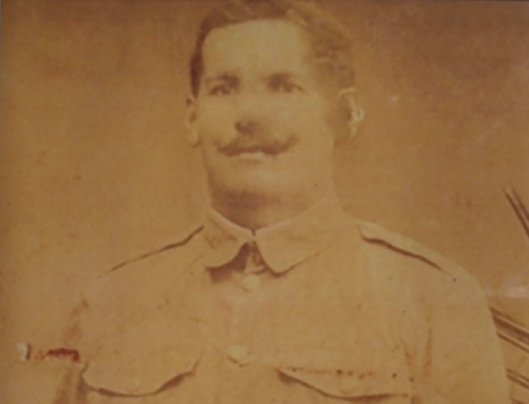 Tehuitua a Huioutu, né le 19 mars 1874 à Teahupoo, de la classe 1894 s’engage à la mairie de Papeete le 4 mars 1916. Il est versé dans le 54e Colonial de la 17e division d’infanterie coloniale puis à compter du 14 mai 1917 jusqu’au 15 février 1918 au 15e COA. Dans chaque corps d’Armée, une par Région militaire, en l’occurrence Marseille pour le 15e, il existait un détachement de Commis, ouvriers d’administration (COA). Le commis était attaché aux tâches bureaucratiques et l’ouvrier spécialisé à l’intendance.