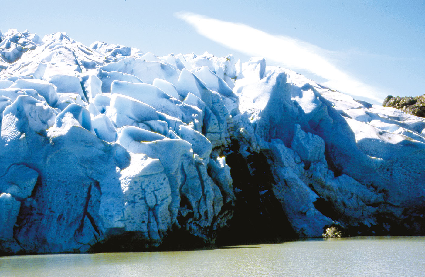 Le glacier est colossal, mais vulnérable ; chaque année, il recule, victime du réchauffement climatique.