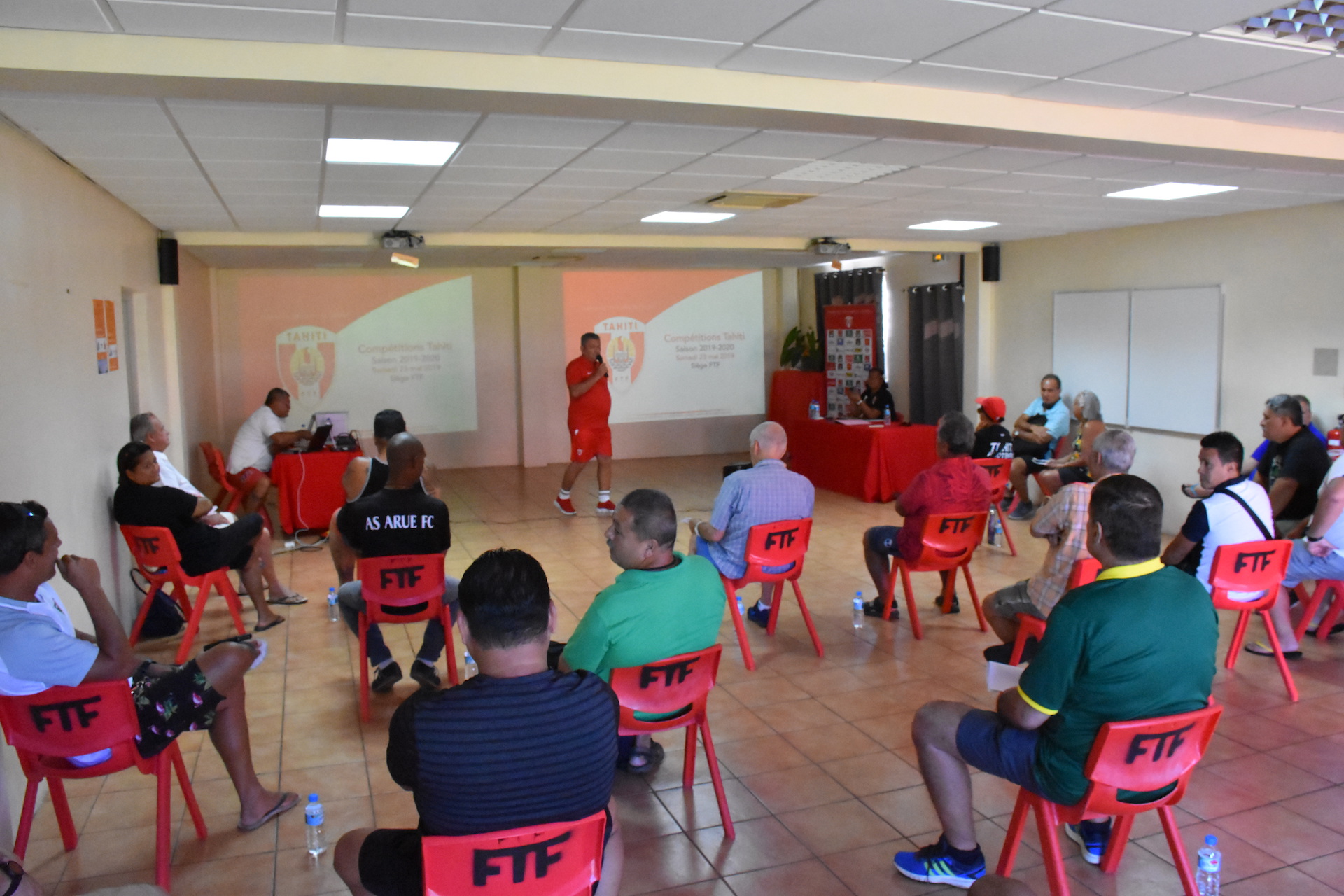 15 clubs de Ligue 1 et de Ligue 2 étaient représentés samedi lors de la réunion de consultation de la Fédération tahitienne de football.