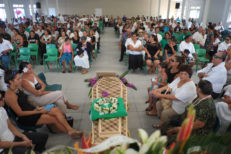 Manu Ura pleure son metua