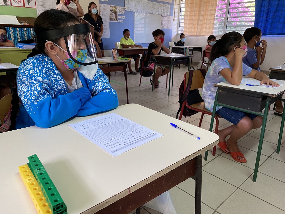 Les élèves qui viennent en petits groupes en cours portent le masque et troquent volontiers leurs trousses pour des bouteilles de gel hydro-alcoolique.