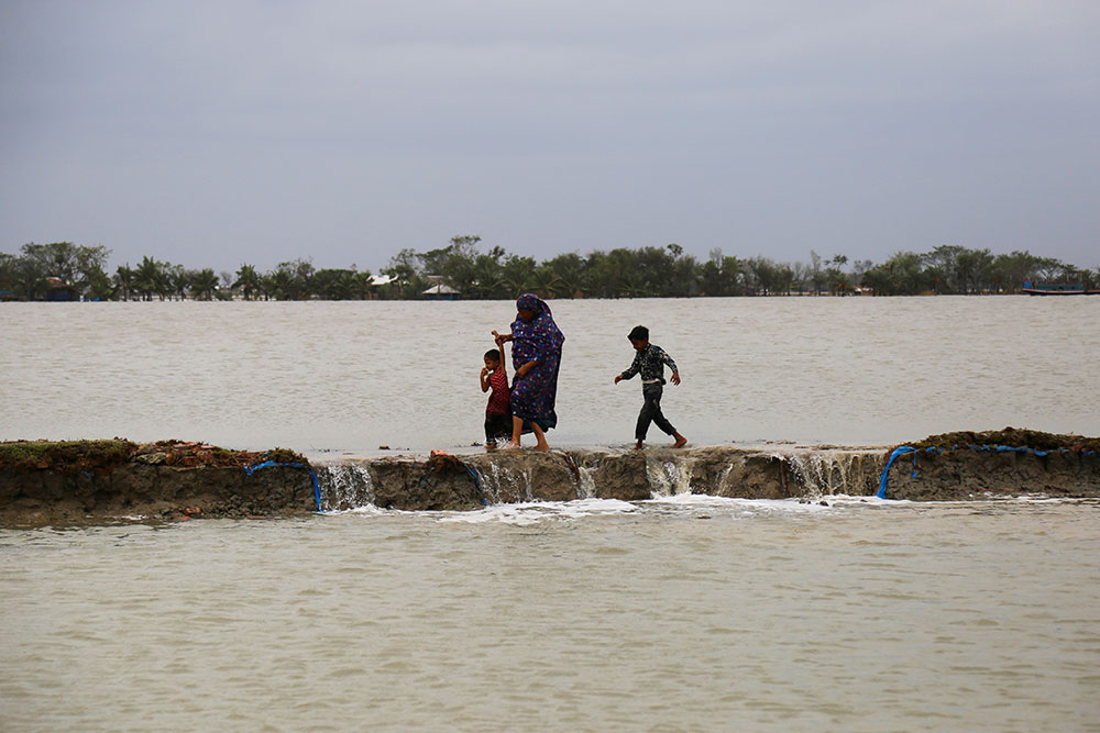 Au Bangladesh, inondations et larmes une semaine après le cyclone Amphan