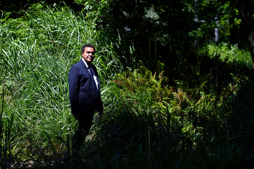 Emmanuel Kasarhérou, Kanak, passeur de cultures au Quai Branly