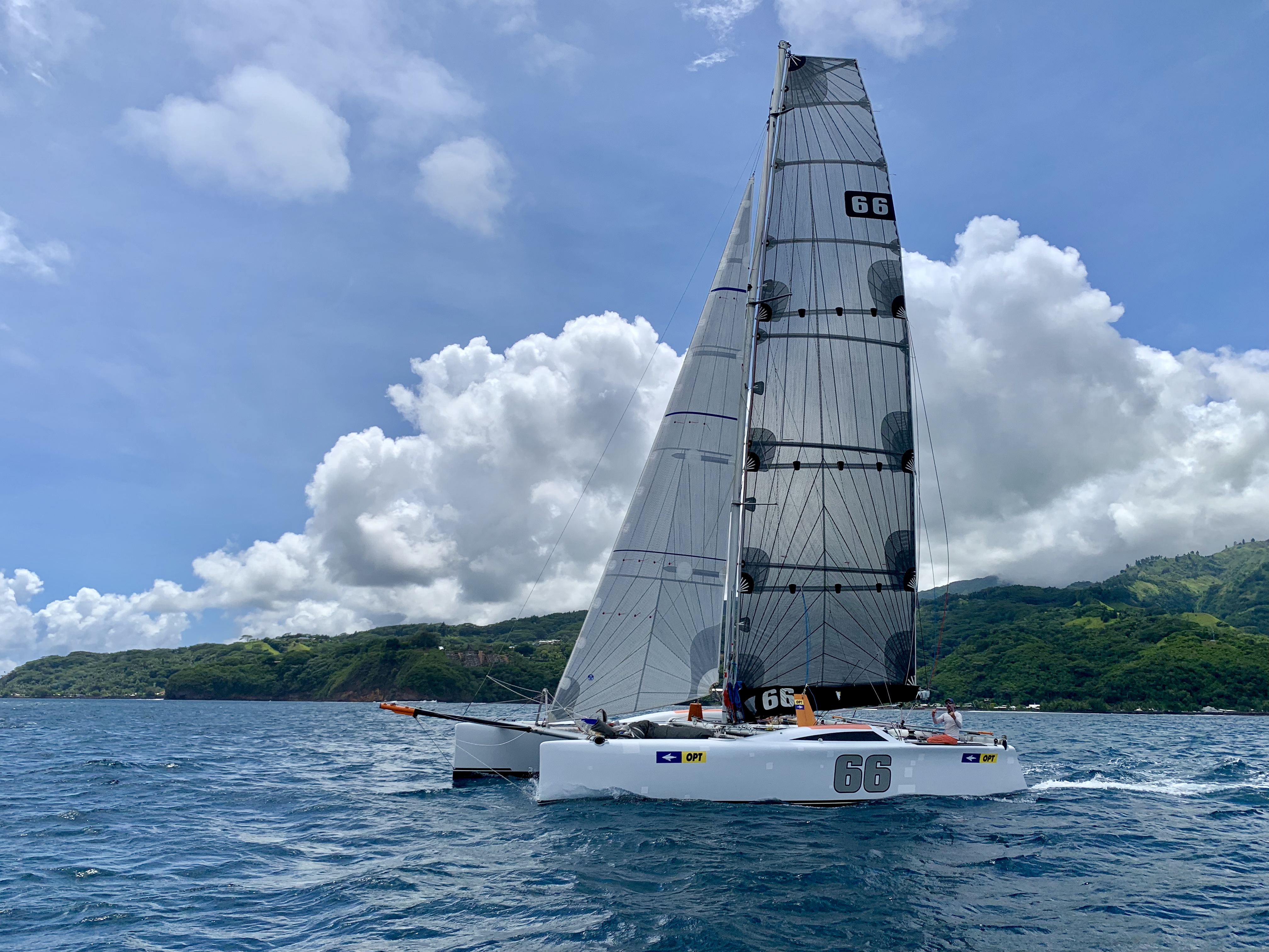 Le 66, nouveau catamaran de course de Thierry Hars, a bouclée la traversée entre Tahiti et Tetiaroa en 7 heures et 3 minutes.