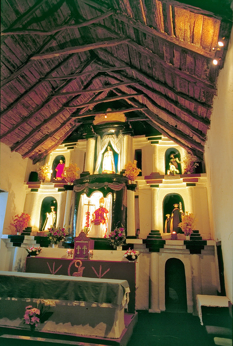 Jeux de lumière dans l'église de San Pedro de Atacama, au nord du Chili, entre les coffrages et le plafond, tous réalisés en bois de cactus.