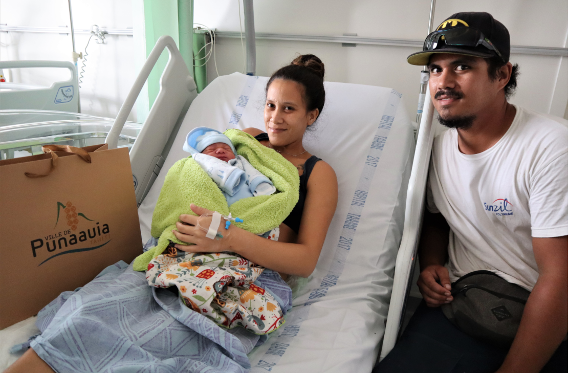 Le petit Warren et ses parents.