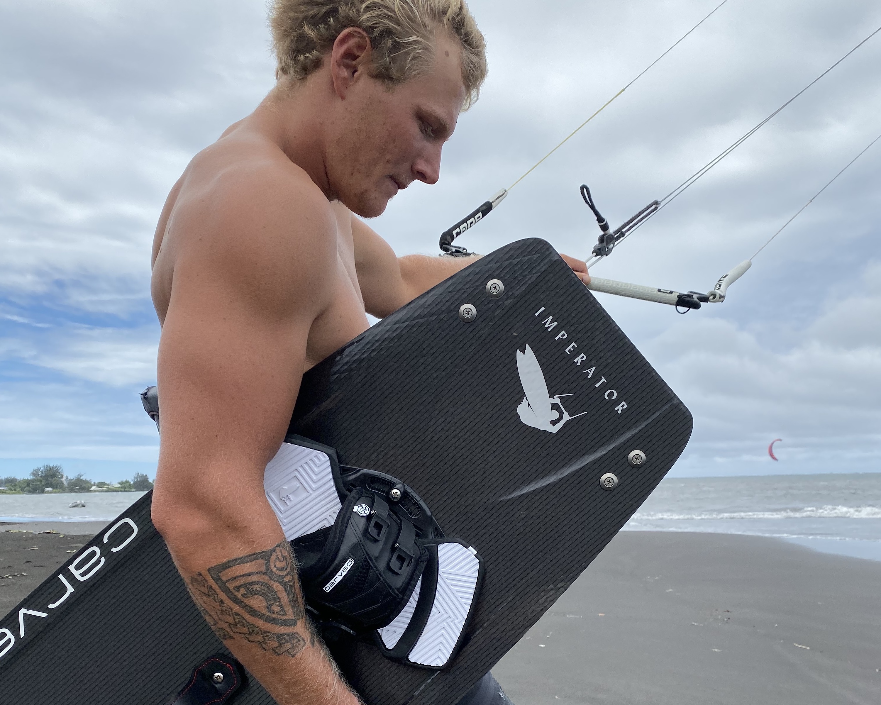 Si Antoine Fermon a découvert le kitesurf sur l’île de La Réunion, c’est à Mahina que le petit prodige a forgé son talent aux côtés de Gérald Fournier.