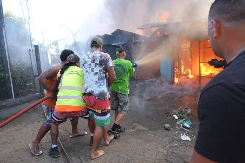 Les clichés de l'impressionnant incendie du quartier Apahere