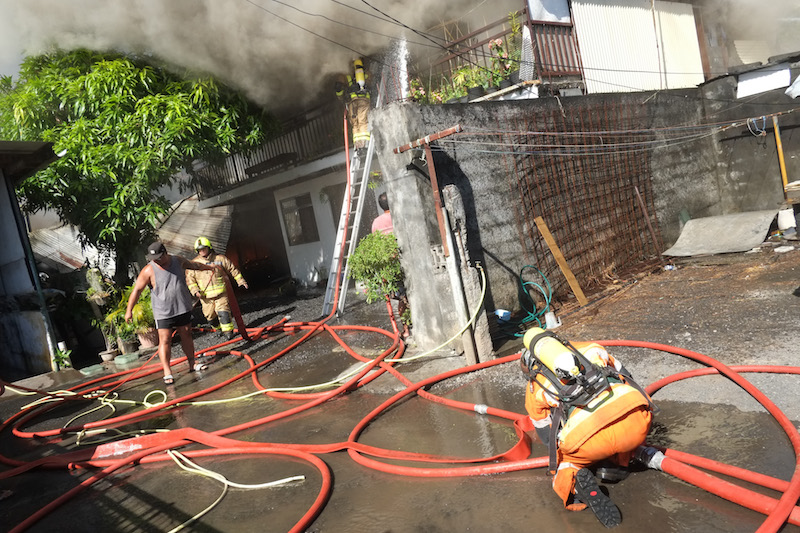 Les clichés de l'impressionnant incendie du quartier Apahere