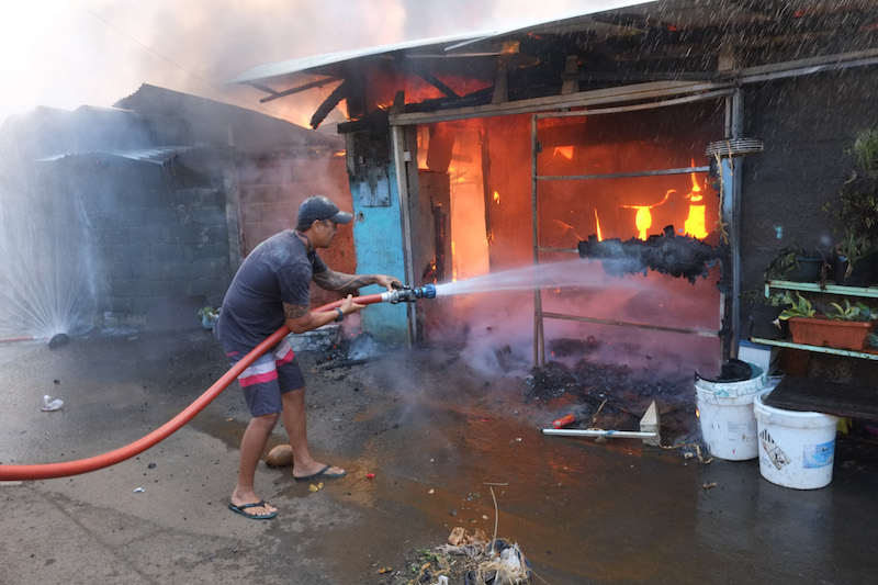 Les clichés de l'impressionnant incendie du quartier Apahere