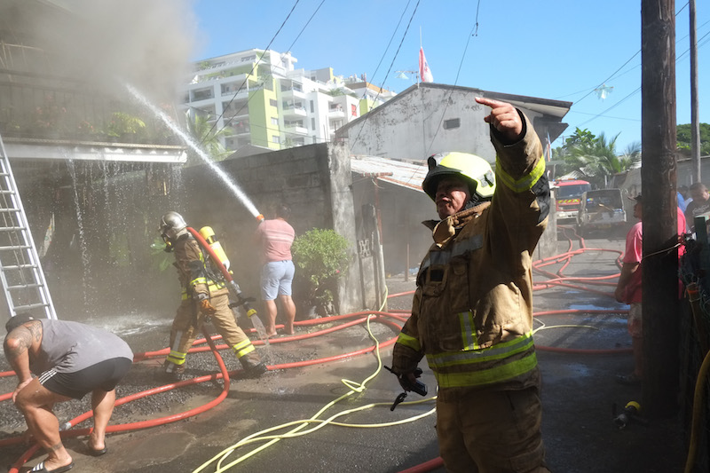 Les clichés de l'impressionnant incendie du quartier Apahere