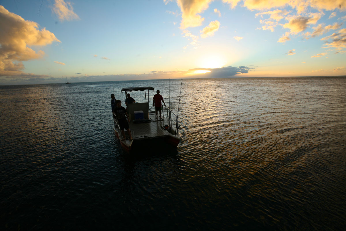 A Raiatea, du côté de la pension Vai Nui, on rentre de la pêche, la glacière bien remplie...