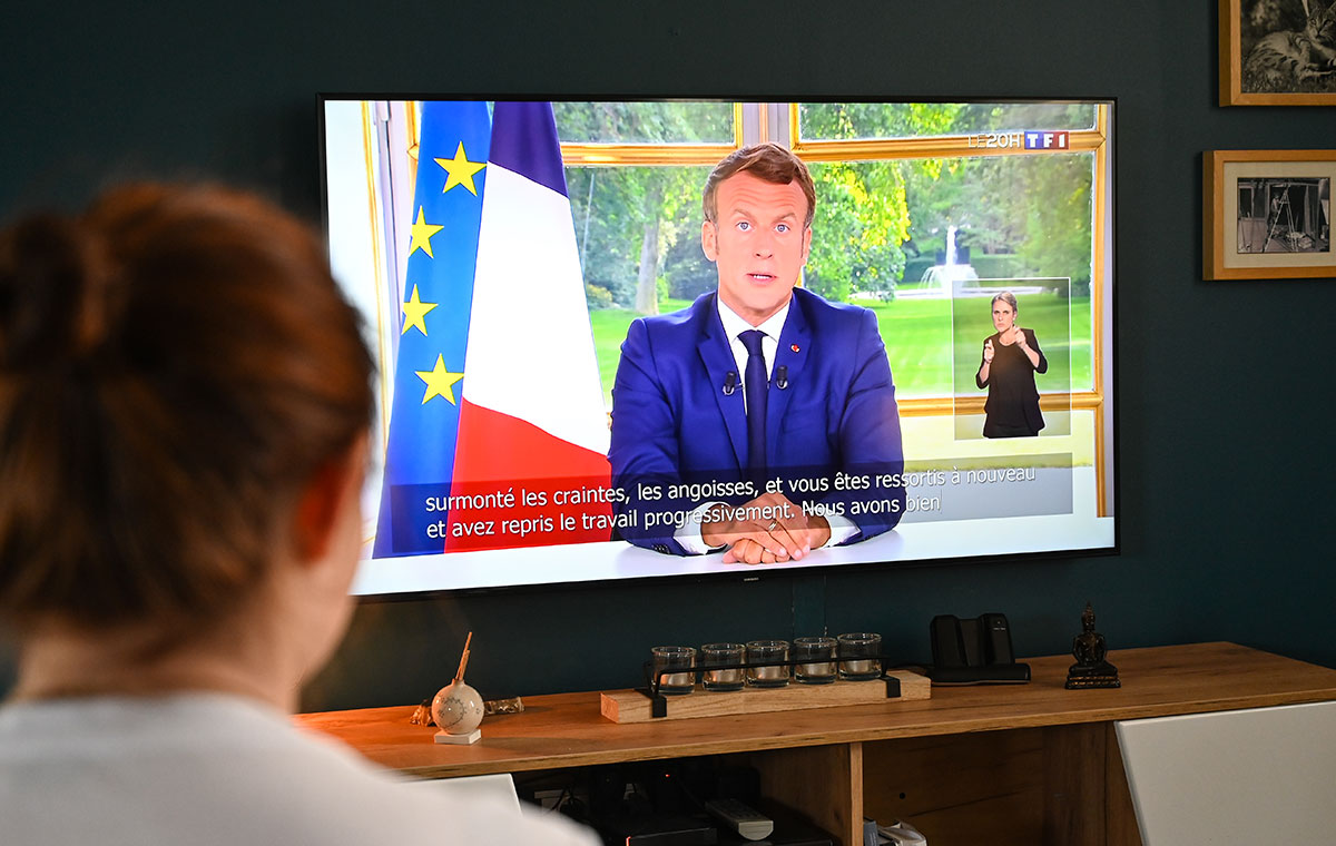 Macron, louant sa gestion de la crise, accélère le déconfinement