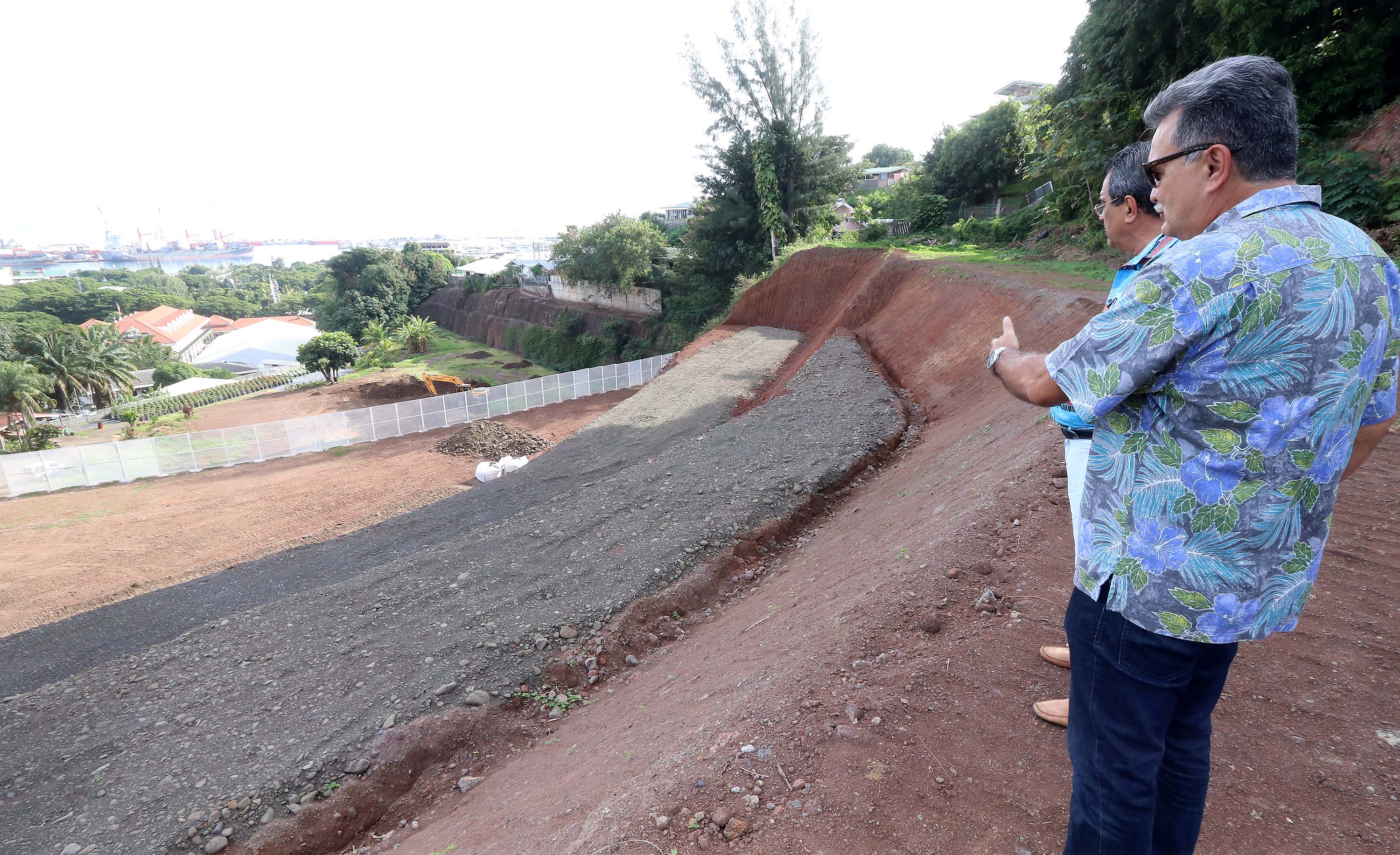 Le président Edouard Fritch et le ministre de l’Equipement, René Temeharo, ont effectué, ce lundi matin, une visite du site du futur Centre administratif de transit (CAT), dans le quartier de Sainte-Amélie, à Papeete. Crédit présidence de la Polynésie française