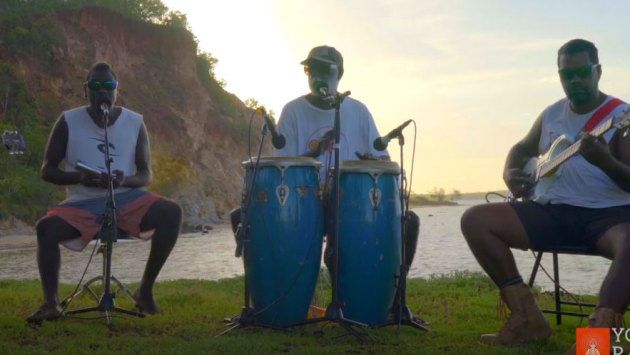 Australie: En plein confinement, le succès planétaire d'un groupe aborigène