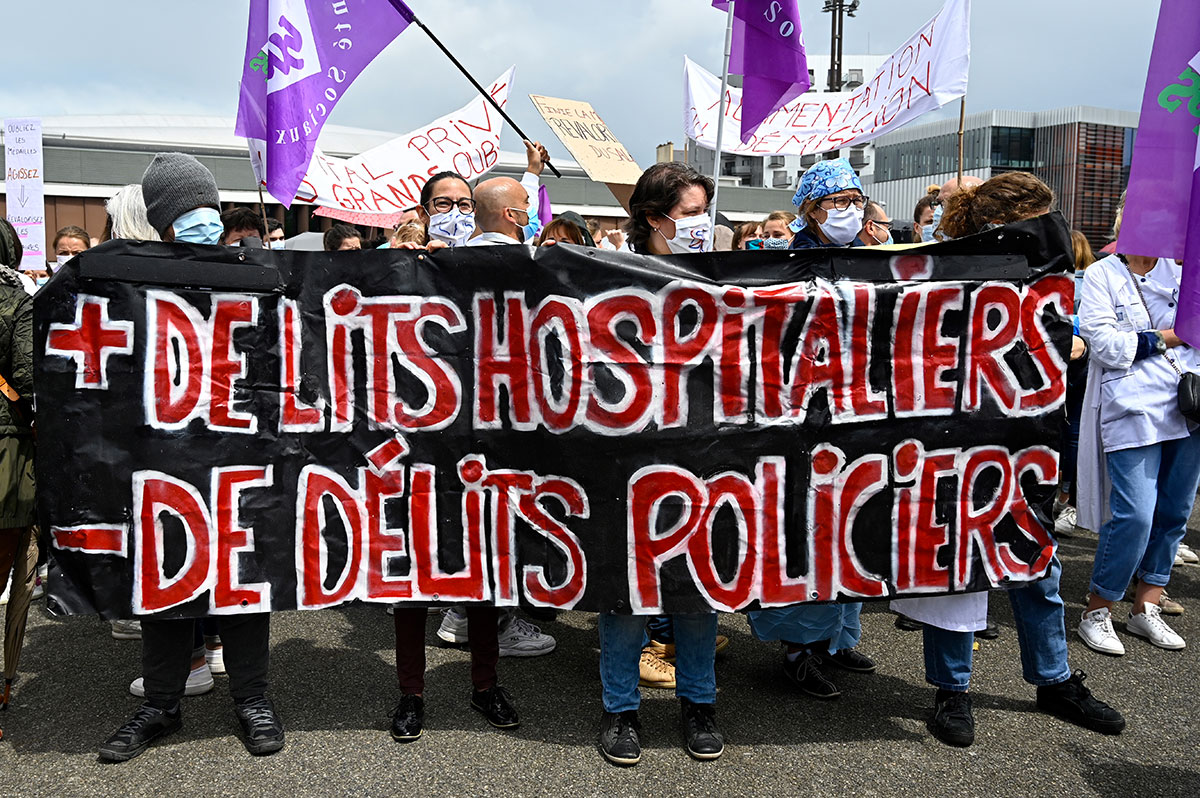 "Masqués mais pas muselés", des milliers de soignants manifestent partout en France