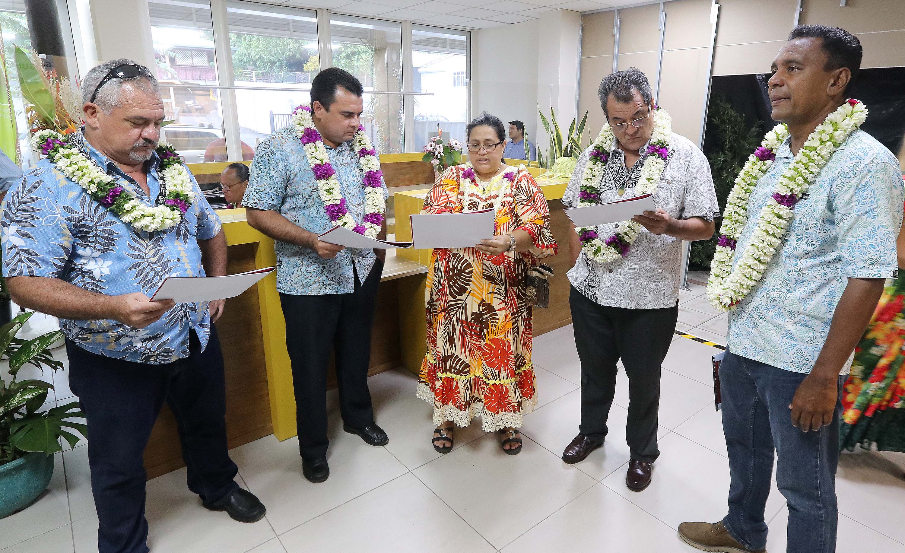 De gauche à droite, le ministre de la Culture, Heremoana Maamaatuaiahutapu, le vice-président, Teva Rohfritsch, la directrice des Affaires foncières, Loyana Legall, le président Edouard Fritch et le ministre de l’Economie verte et du Domaine, Tearii Alpha, Crédit : Présidence de la Polynésie.