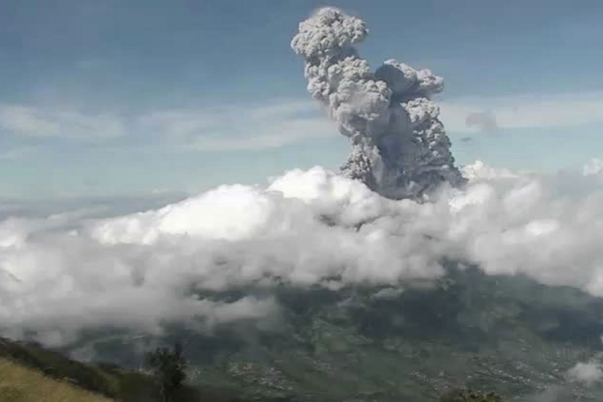 Indonésie: le Merapi projette des cendres à 6.000 mètres d'altitude