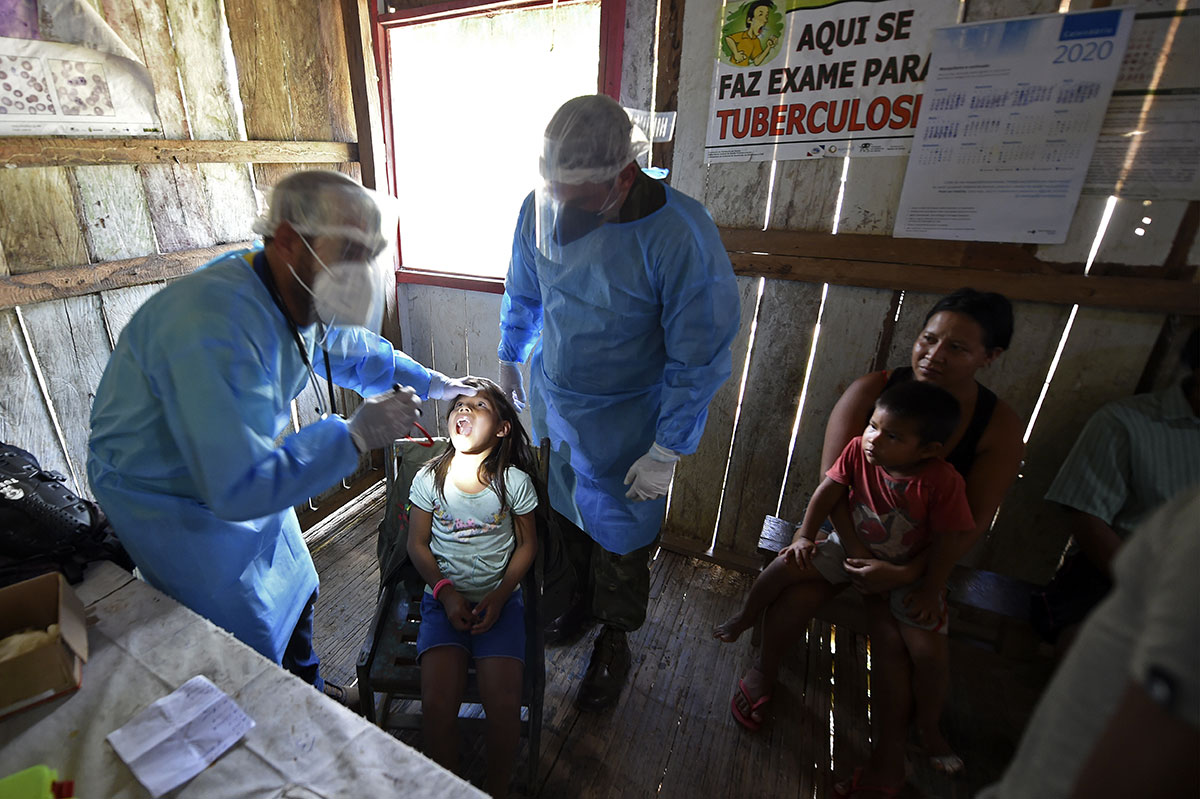 Covid-19: loin de reculer, la pandémie "s'accélère"