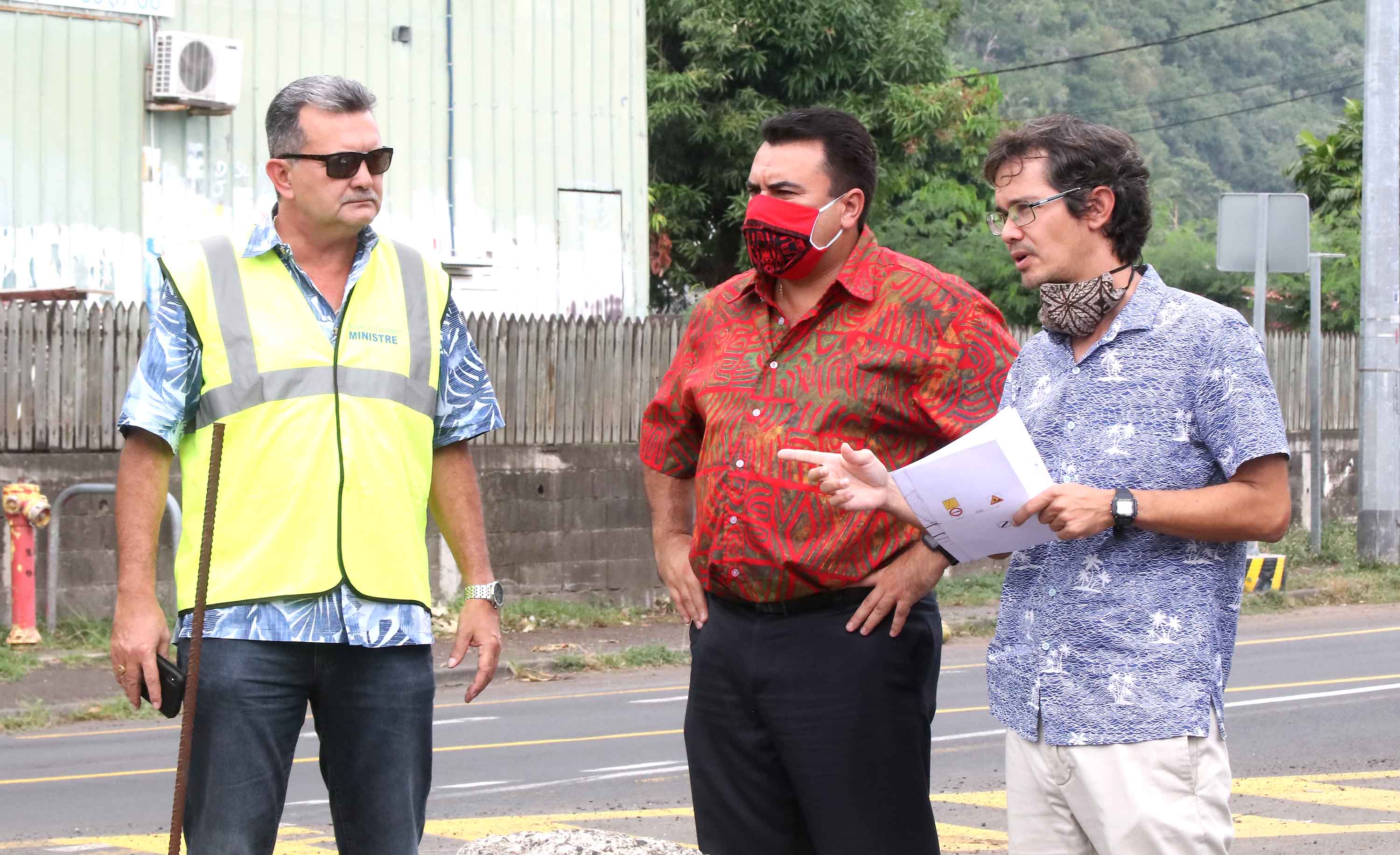 Le 30 avril dernier, le ministre de l’Equipement et des Transports terrestres, René Temeharo, et le vice-président Teva Rohfritsch visitaient l’avancement des travaux de l’ouvrage de la Maruapo, au pk 16,5, sur la route de ceinture à Punaauia.. Crédit archives présidence de la Polynésie française.