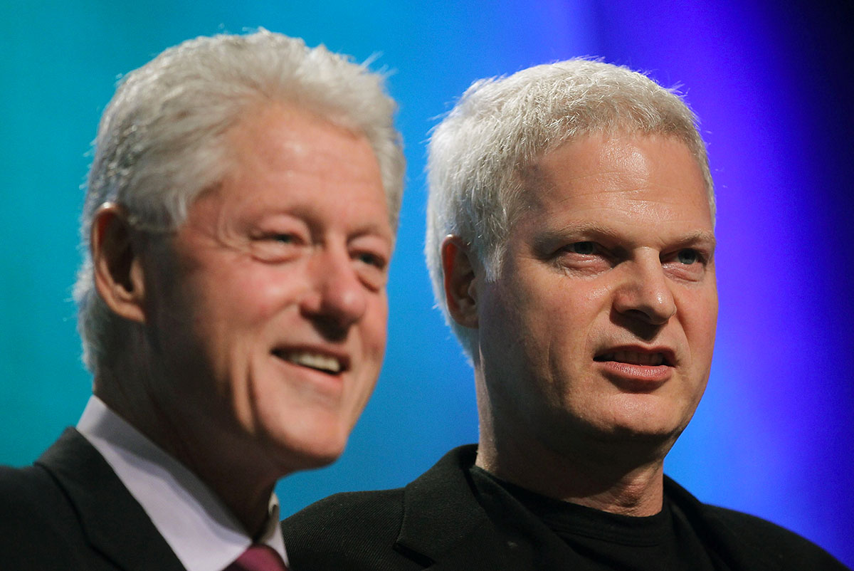 Le producteur d'Hollywood Steve Bing (à droite), est mort après avoir chuté du 27ème étage d'un immeuble de luxe.