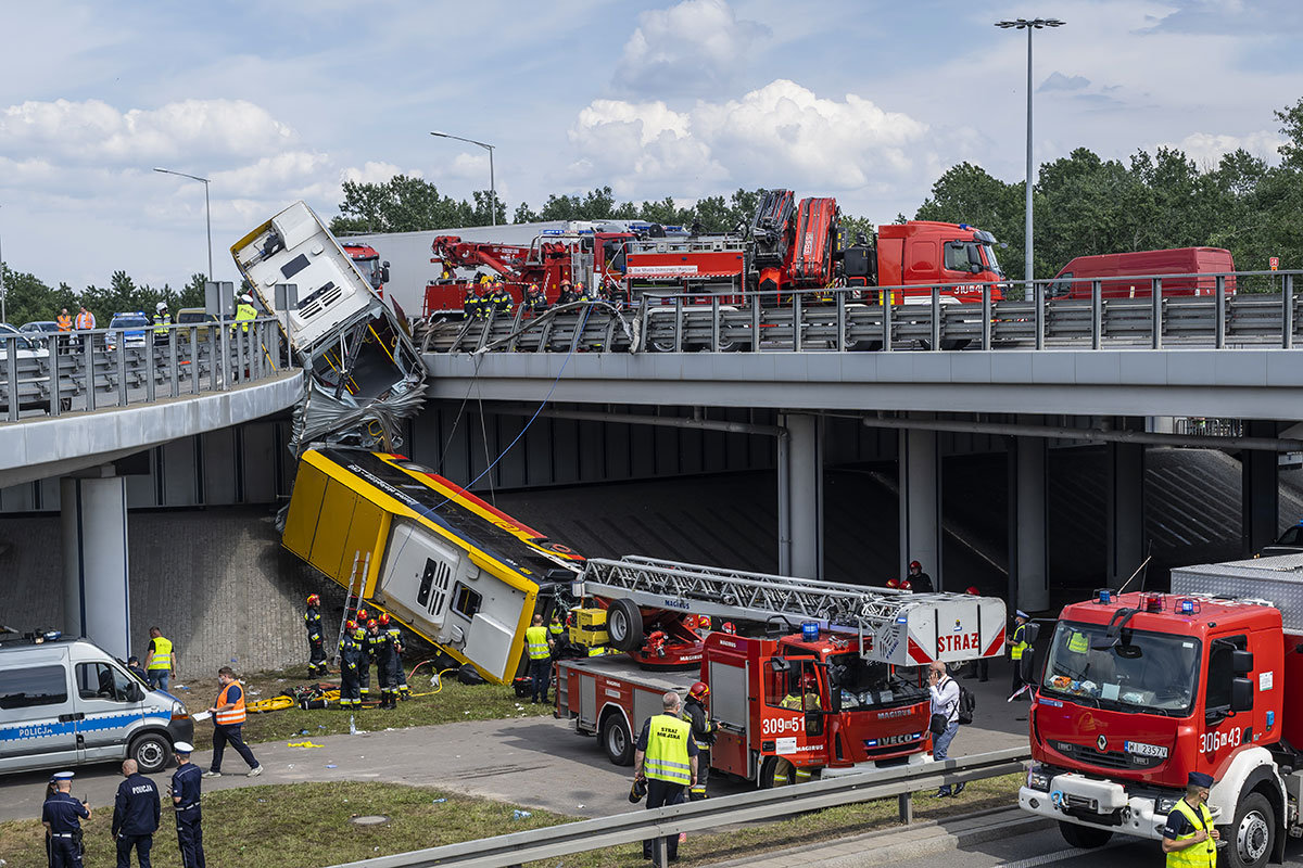 Chute spectaculaire d'un bus à Varsovie: un mort et vingt blessés