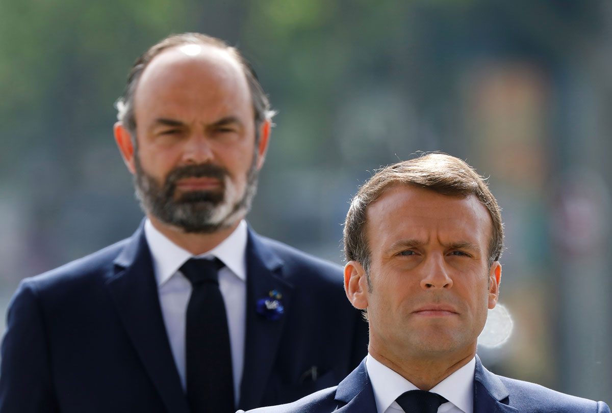 Remaniement: Macron de marbre, la majorité spécule