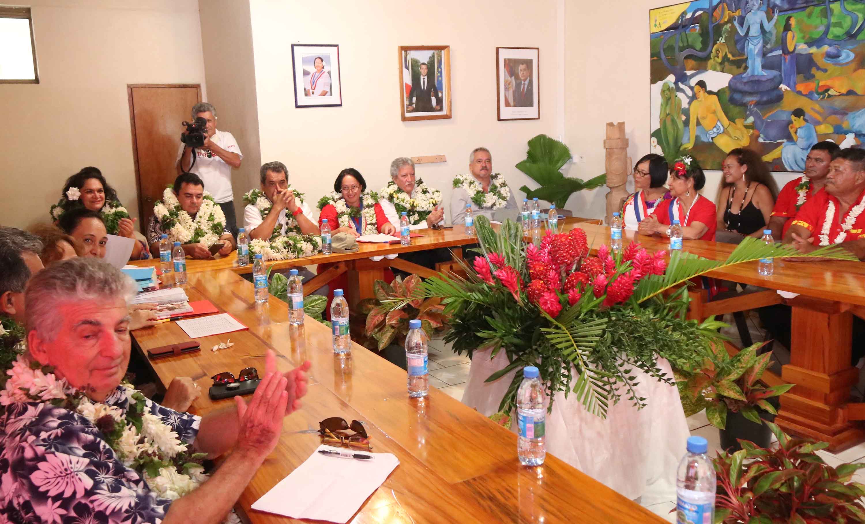 L’hélicoptère en approche aux Marquises