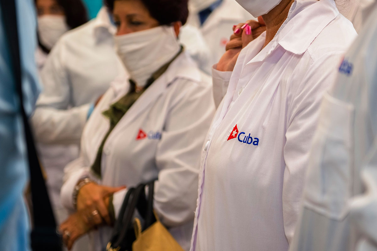 Des médecins cubains arrivent en renfort en Martinique, une première en France