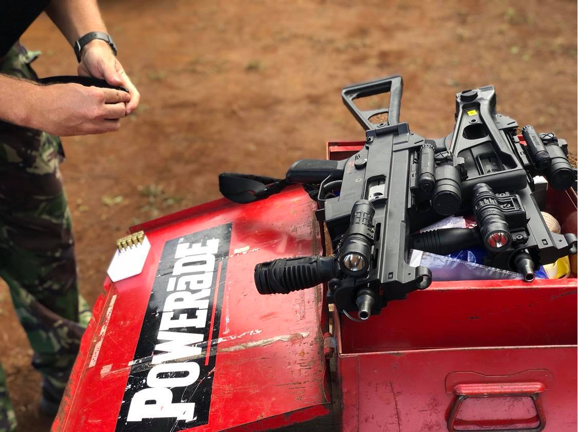 Durant leur entraînement, les membres de l’AGIGN alternent les différents types d’armes – lourdes ou plus légères, équipées de lasers – d’abord dans l’immobilité puis en se déplaçant et ce, sous l’ordre de l’un d’entre eux désigné pour diriger la séance de tir.