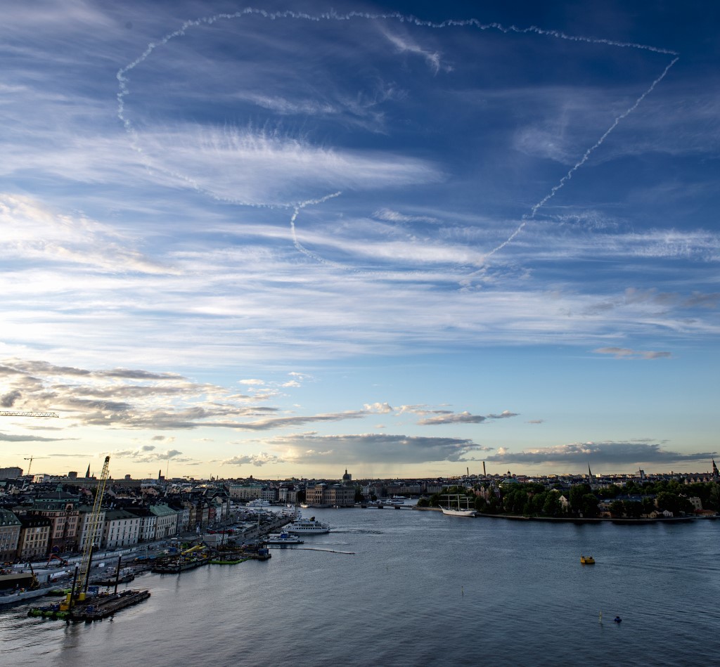 En Suède, le ciel se remplit de coeurs en hommage aux victimes du Covid-19