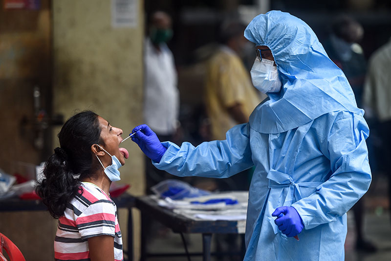 Virus: nouveaux reconfinements en Inde, proche du million de cas déclarés