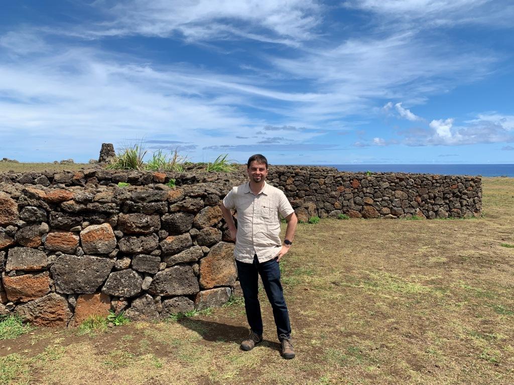 Voici une photo montrant les jardins clos de Rapa Nui (île de Pâques), dans lesquels les Rapanui cultivaient leurs patates douces (et d'autres cultures). La patate douce a été introduite en Polynésie depuis les Amériques. Le mot polynésien pour la patate douce (kumara) est lié au mot amérindien utilisé sur la côte de l'Équateur. Nous avons constaté que la source génétique de l'ascendance amérindienne en Polynésie était la région Colombie / Équateur.