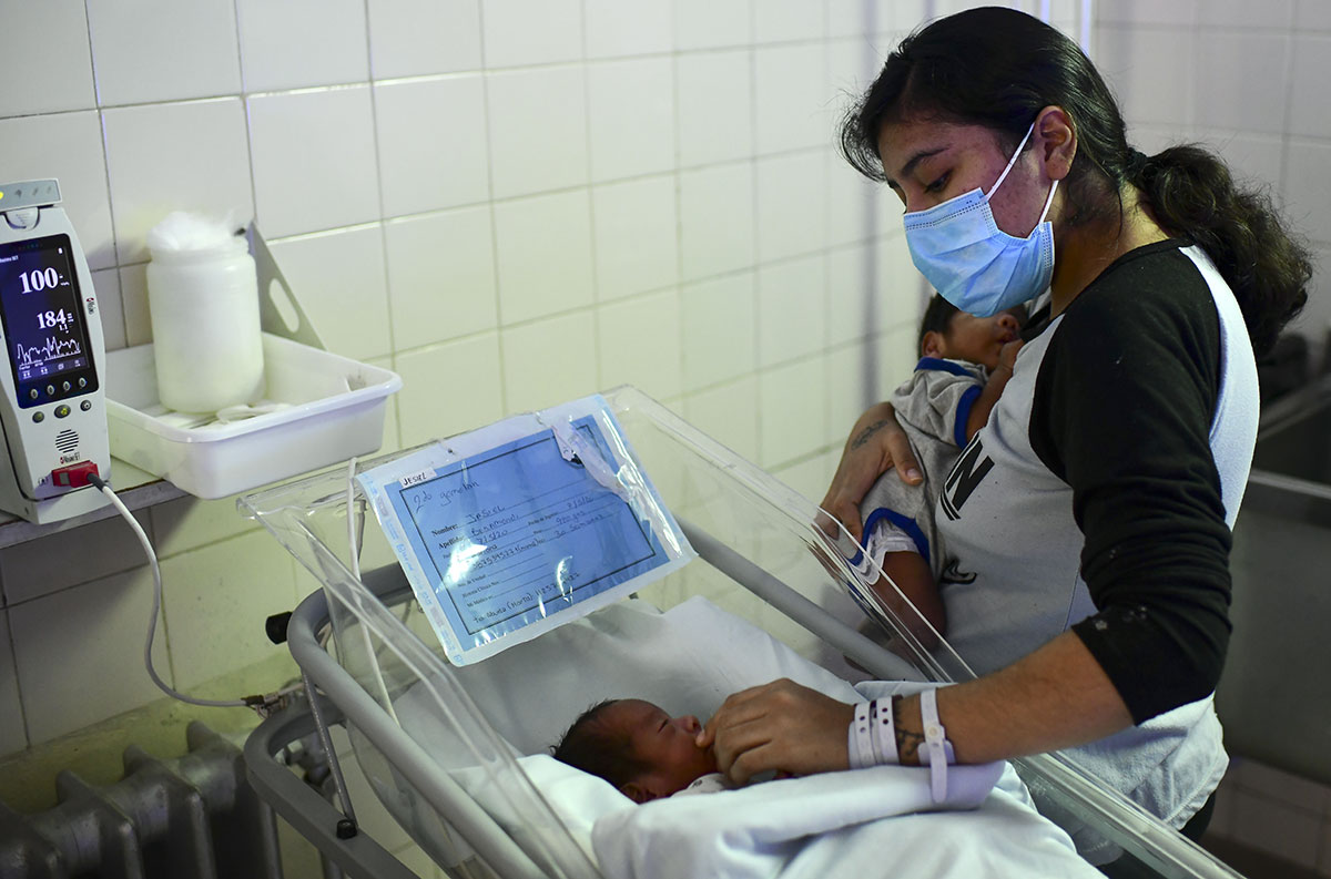 En Argentine, un masque chirurgical entre les mères et leurs nouveau-nés