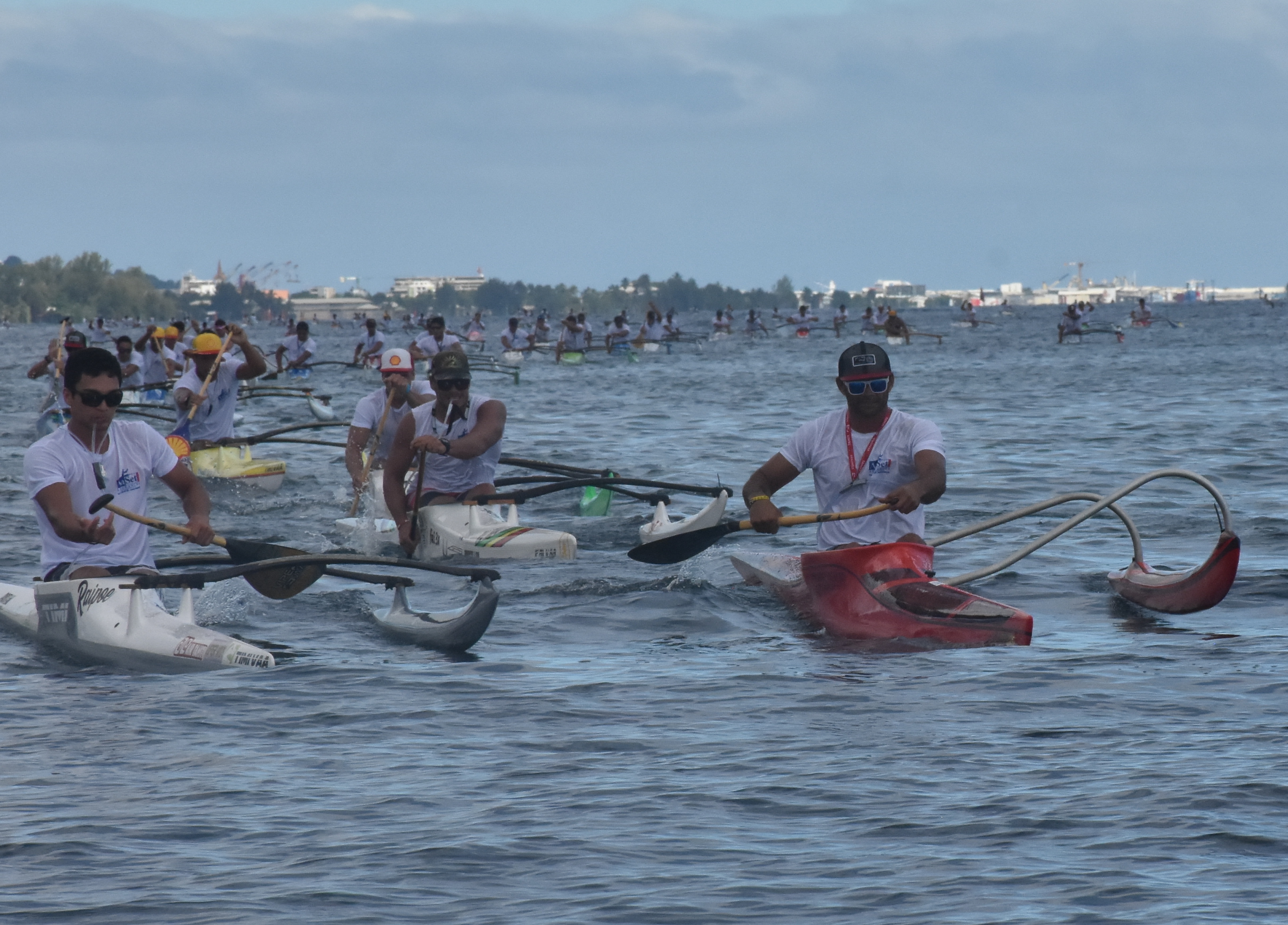 Steeve Teihotaata, sur son va'a rouge, enchaine ainsi sa deuxième victoire après son succès au Te 'Aito Manihi.